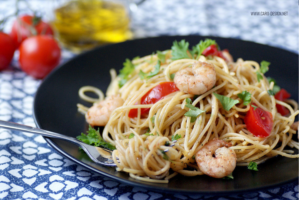 Spaghetti aglio olio mit Garnelen und Tomaten